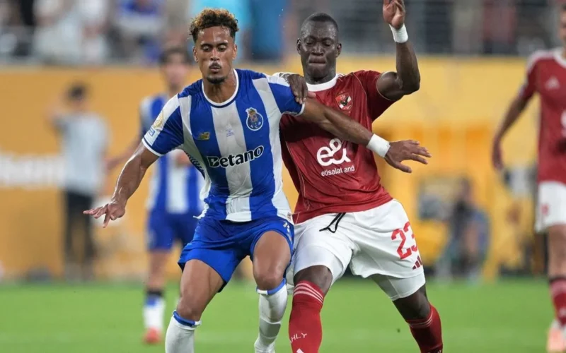 دموع نجم الأهلي.. كواليس تعثر صفقة انتقال المدافع الشاب إلى نادي فالنسيا الإسباني